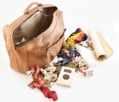 cca 1940-1960 Bascsák János (1929-2009) egy sikeres kerékpáros versenyző hagyatéka. Több mint 50 díj. érem, hazai és nemzetközi versenyekről (közöttük a 4000 méteres üldözőverseny főiskolai csapatvilágbajnoki érme), kisebb magyar kluboktól néhány oklevél, zászló és egyéb kapcsolódó tárgy, táskában