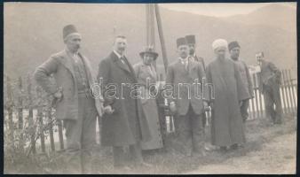 1915 Ada-Kaleh szigete, egykori török igazgatási vezetők és alkalmazottak látogatókkal, Pásztor Árpád újságíró fotója, szép állapotban, 8×14 cm