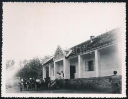 1938 Mindszentpuszta - vadászház, hátoldalon feliratozott fotó, szép állapotban, 9×11,5 cm
