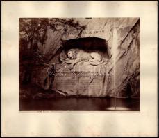 cca 1900 Luzern, Lucerne (Svájc), Löwendenkmal (Oroszlán emlékmű), nagyméretű, kartonra kasírozott fotó, 26x20,5 cm / Luzern, Lucerne (Switzerland), Löwendenkmal (Lion Monument), large-size vintage photo