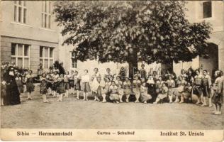 Nagyszeben, Hermannstadt, Sibiu; Institut St. Ursula, Schulhof / Curtea / Szent Orsolya-rendi intézet udvara / Ursuline boarding school yard (fa)