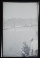 cca 1920 Búvár egy hajó oldalán, fotónegatív, 9×6 cm