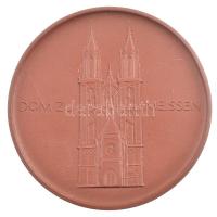 ~1980. Meisseni katedrális / VEB Állami Porcelánmanufaktúra porcelán emlékérem tokjában (63mm) T:2 kopással ~1980. Meissen Cathedral / VEB State Porcelain Manufactory porcelain commemorative medallion in case (63mm) C:XF small error