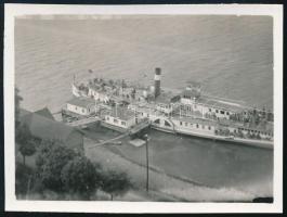 1933 A Szent László hajó a visegrádi Salamon-toronyból, hátoldalon feliratozott fotó, 6×8 cm