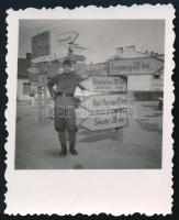 1943 Magyar katona útjelzőtáblákkal Strijnél, hátoldalon feliratozott fotó, 7,5×6 cm