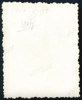 1943 Magyar katona útjelzőtáblákkal Strijnél, hátoldalon feliratozott fotó, 7,5×6 cm