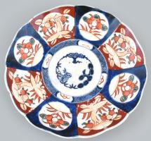 Japán Imari porcelán tál. Jelzés nélkül, kézzel festett, kopás nyomokkal, ragasztott, sérült. d: 21 cm