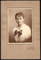 cca 1910-1920 Hölgyportrék, 2 db kartonra kasírozott fotó Schmidt Ede és Pietzner műterméből, 15×10 és 18×13 cm