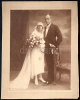 cca 1920-1930 Fiatal pár esküvői portréja, kartonra kasírozott fotó Goszleth és Fia műterméből, 26×19 cm