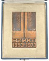 1973. SZIKKTI 1953-1973 Szilikátipari Központi Kutató Tervező Intézet öntött bronz emlékérme eredeti dobozban (94x62mm) T:1- patina
