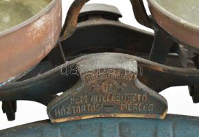 Salgótarjáni fém mérleg, 5kg-ig, tányérokkal, kopott, + súlyok h: 49cm