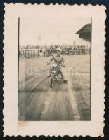cca 1935 Debrecen Motorverseny a DEAC pályán. A Fotó jobb oldalán a nemrég lebontott lelátó .Magyar Ruhaipar Bika Szálloda felirattal. 6x9 cm