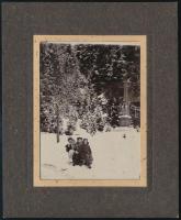 cca 1910 Körmöcbánya (Kremnica) Felvidék, Zólyomvölgy, a szánkózó Stiaszni család, háttérben a Görgey emlékoszlop. 8x10,5 cm-es fotó paszpartuban