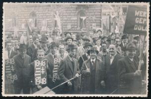1948 Március 15. ünneplése a Wetheim Gépgyár dolgozói által, fotó, sarkán törésnyom,13,5×8,5 cm