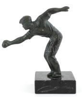 Pétanque játékos. Öntött ón szobor, márvány talapzaton. Alján etikettel jelzett (Les Trophees Sportifs de France, Paris), m: 12,5 cm
