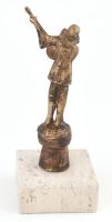 Jelzés nélkül: Pierrot, bronz figura mészkő talapzaton, m: 18 cm