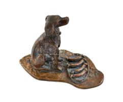 Bermann Wien: Kutya kolbászokkal, bécsi bronz figura, XIX. sz. Jelzett, 7,5x4x6 cm