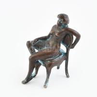 Széken ülő női akt. Bronz figura, XIX. sz. Jelzés nélkül, m: 5,5 cm