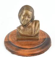 Jelzés nélkül: Kínai lány büszt. Bronz, fa talapzaton, m: 13 cm / Chinese girl, bronze bust on wooden pedestal, unsigned