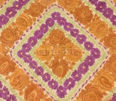 Selyemhímzéses terítő 70x70 cm