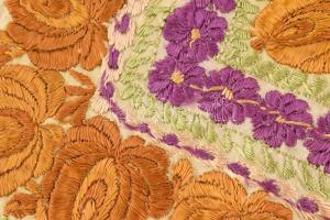 Selyemhímzéses terítő 70x70 cm