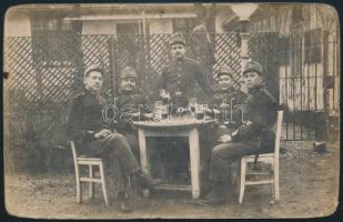 cca 1914-1915 Bécs, söröző katonák csoportképe, fotólap, hátoldalán megírva, postázva, 14x9 cm / Vienna, Wien, group of soldiers drinking beer, photo