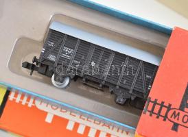 Piko retró modellvasút gyűjtemény: 9 mozdony, 2 nagy és 50 normál vagon, össz. 61 db. Egy mozdony do...