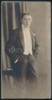 cca 1900-1910 Elegáns fiatal férfi, keményhátú kabinetfotó Adéle cs. és kir. udvari fényképész bécsi műterméből, alján vágott, 19x9,5 cm