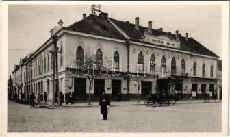 1941 Zombor, Sombor; Vadászkürt szálloda, hintó, rendőr / hotel, horse-drawn carriage, policeman
