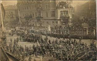 1906 Budapest, Rákóczi és a bujdosók hamvainak hazahozatala, gyászkocsi menetben a Bajcsy Zsilinszky és Andrássy utca sarkán, Fonciere pesti biztosító, takarékpénztár, Fischer Jakab fia vendéglője. Béke Ödön photo (EK)