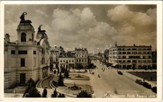 Kolozsvár, Cluj; Deák Ferenc utca, Színház, Színházi sörcsarnok, cukrászda, Dr. Halász Pál gyógyszertára, Báthory Ákos, Dombi József üzlete, automobilok / street view, theatre, beer hall, confectionery, pharmacy, shops, automobiles