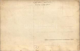 Lakatos műhely, belső tulajdonosokkal és munkásokkal, falon kitűzve a házirend / Hungarian locksmith...