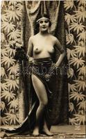 Erotikus meztelen hölgy / Erotic vintage nude lady. PC Paris 2061. (ragasztónyom / glue marks)