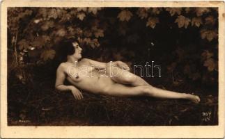 Erotikus meztelen hölgy / Erotic vintage nude lady. J. Mandel. AN 367. (fl) (non PC)