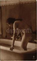 Erotikus meztelen hölgy a fürdőben / Erotic vintage nude lady in the bath (EK)
