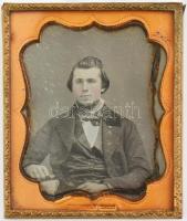 cca 1850 Daguerrotípia. Kézzel színezett. Elegáns fiatal férfi portréja. 8x7 cm Réz keretben