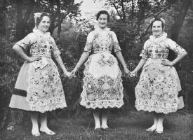 cca 1960 Asszonyok kalocsai népviseletben Szendrő István fotóművész pecséttel jelzett fotója 24x16 cm