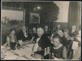 Kézdi-Kovács László (1864 - 1942) festőművészt jubileumi bankettje 3 db fotó a római fürdői Wagner étteremben 24x16 cm
