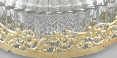 Fedeles üveg süteménytartó, tetején bronz csúcsdisszel, füles fém tartóval, d: 18,5 cm