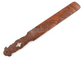 Kínai lapozó, gazdagon díszített mintával, faragott bambusz, kis sérüléssel, h: 43,5 cm