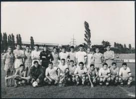 1967 a Budapest Honvéd labdarúgócsapatának csoportképe egy másik csapattal 18x13 cm