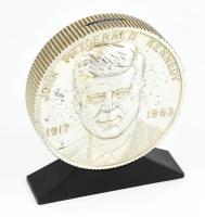 John F. Kennedy amerikai elnököt ábrázoló retró fém persely, műanyag talpon, kulcs nélkül, m: 14,5 cm / JFK vintage coin bank, with no key