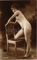 Erotikus meztelen széken / Erotic nude lady with chair. J. A. Paris Serie 593. (non PC)