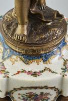 Wong Lee kandallódísz szett. Három részes. Urnaváza, órával (fedél nélkül), két gyertyatartó. Fajans...