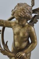 Wong Lee kandallódísz szett. Három részes. Urnaváza, órával (fedél nélkül), két gyertyatartó. Fajans...