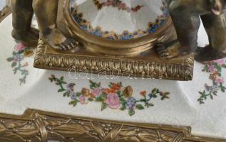 Wong Lee kandallódísz szett. Három részes. Urnaváza, órával (fedél nélkül), két gyertyatartó. Fajans...