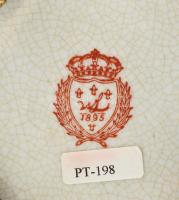 Wong Lee kandallódísz szett. Három részes. Urnaváza, órával (fedél nélkül), két gyertyatartó. Fajans...