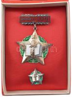 ~1960-1970. "Kiváló Újító" zománcozott, ezüstözött bronz jelvény miniatűrrel dobozában T:2