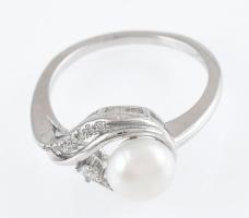 Ezüst (Ag) tenyésztett gyöngyös gyűrű, jelzett, m:51. bruttó: 2,41g