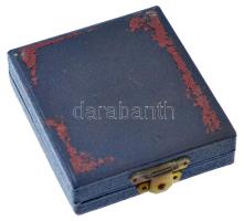 ~1960. "Magyar Olimpiai Bizottság" műgyantás fém jelvény, eredeti tokban (20x29mm) T:1